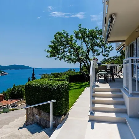 Sara Apartment Molunat